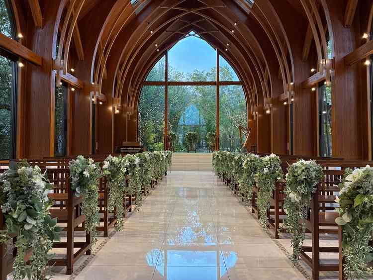 チャペルの全体写真。木の色と緑が印象的でした。