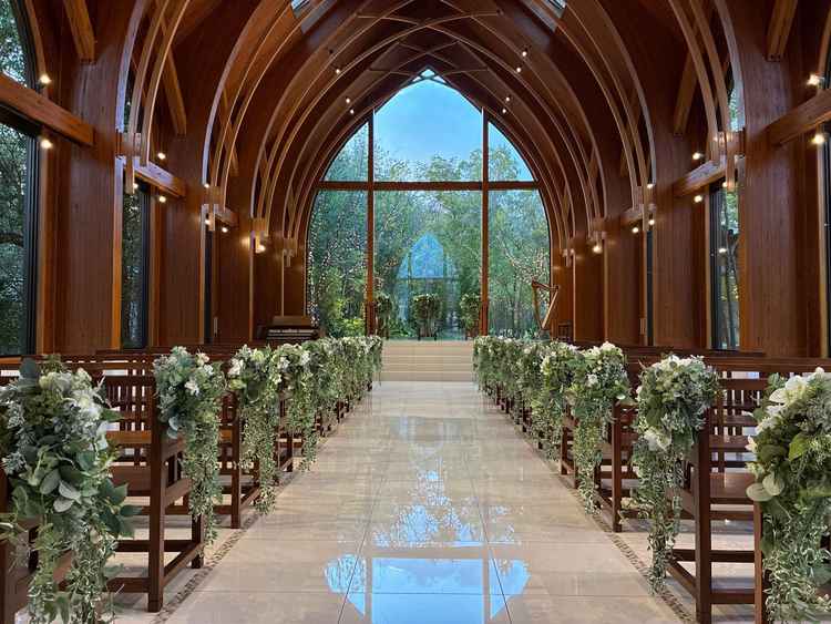 チャペルの全体写真。木の色と緑が印象的でした。