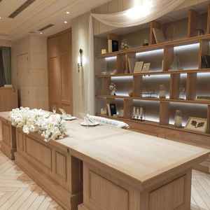 披露宴会場の新郎新婦の席。後ろの棚もオシャレで、自分たちのものを飾り付けできる。