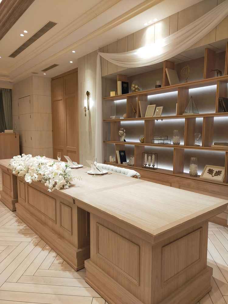 披露宴会場の新郎新婦の席。後ろの棚もオシャレで、自分たちのものを飾り付けできる。