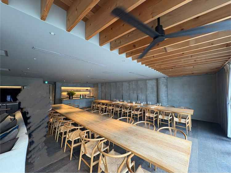 40人規模の食事会場で、家みたいなので親族のみで済ませたい人は緊張せずに飲食できると思います。