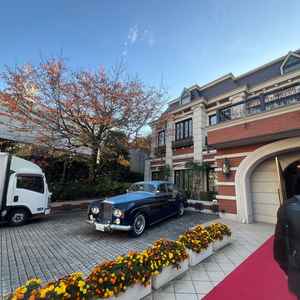 入口とクラシックカー。入口からとても素敵。