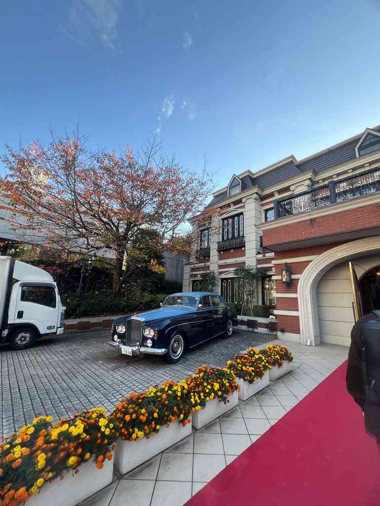 入口とクラシックカー。入口からとても素敵。