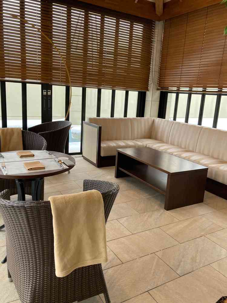 半個室の待合室。外の景色を楽しみながら待てるところが素敵でした。