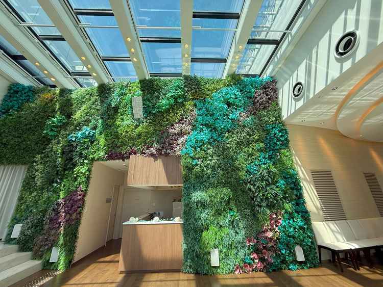 チャペル入口付近の緑の装飾