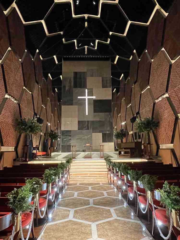 写真で見るよりも迫力もあり一気に世界観に引き込まれた。水の流れる音、ライティング、とても感動した。