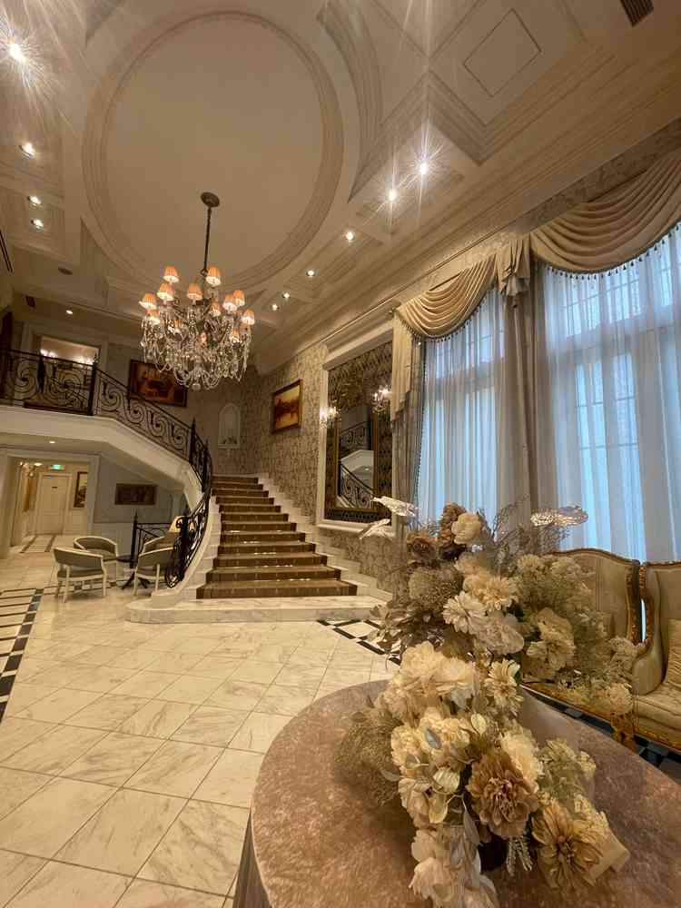 別館のエントランス。階段でウェディングフォトを撮ることも可能。