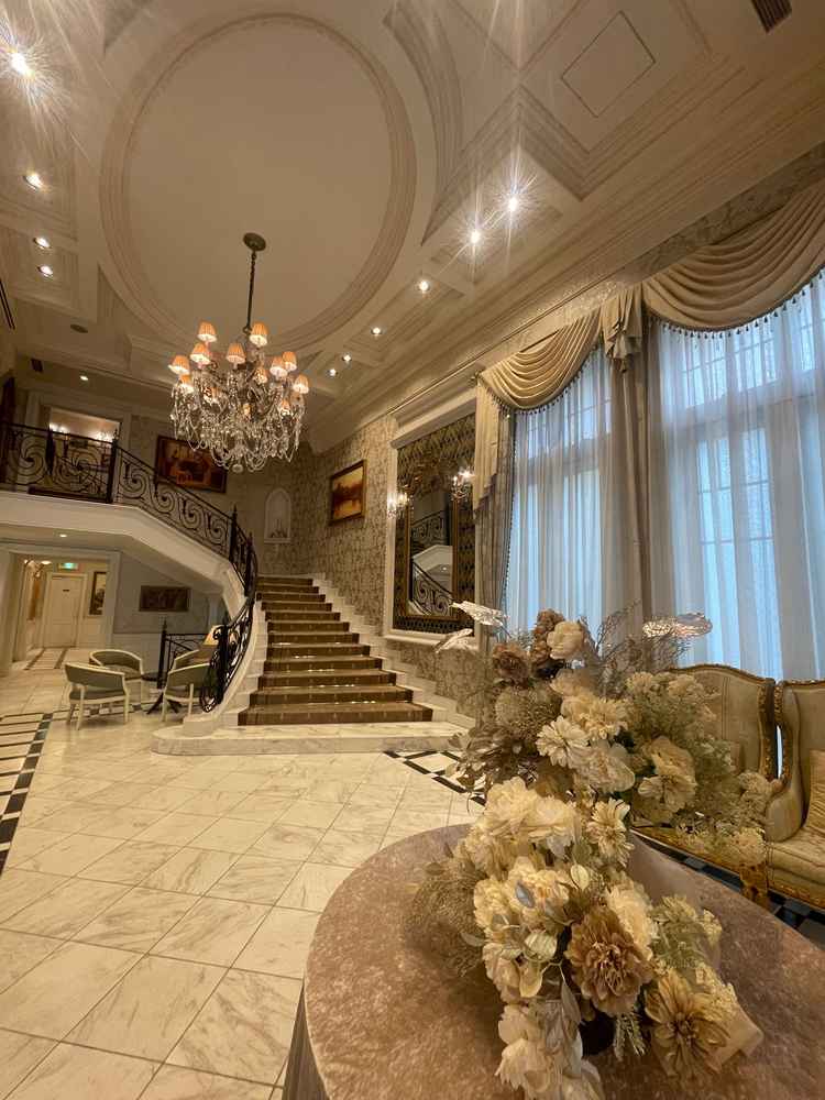 別館のエントランス。階段でウェディングフォトを撮ることも可能。