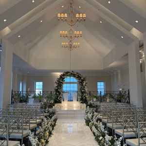 天井が高くて壁が白いため広く感じます。ちょうど良い広さでゲストとの距離感も近く素敵です。