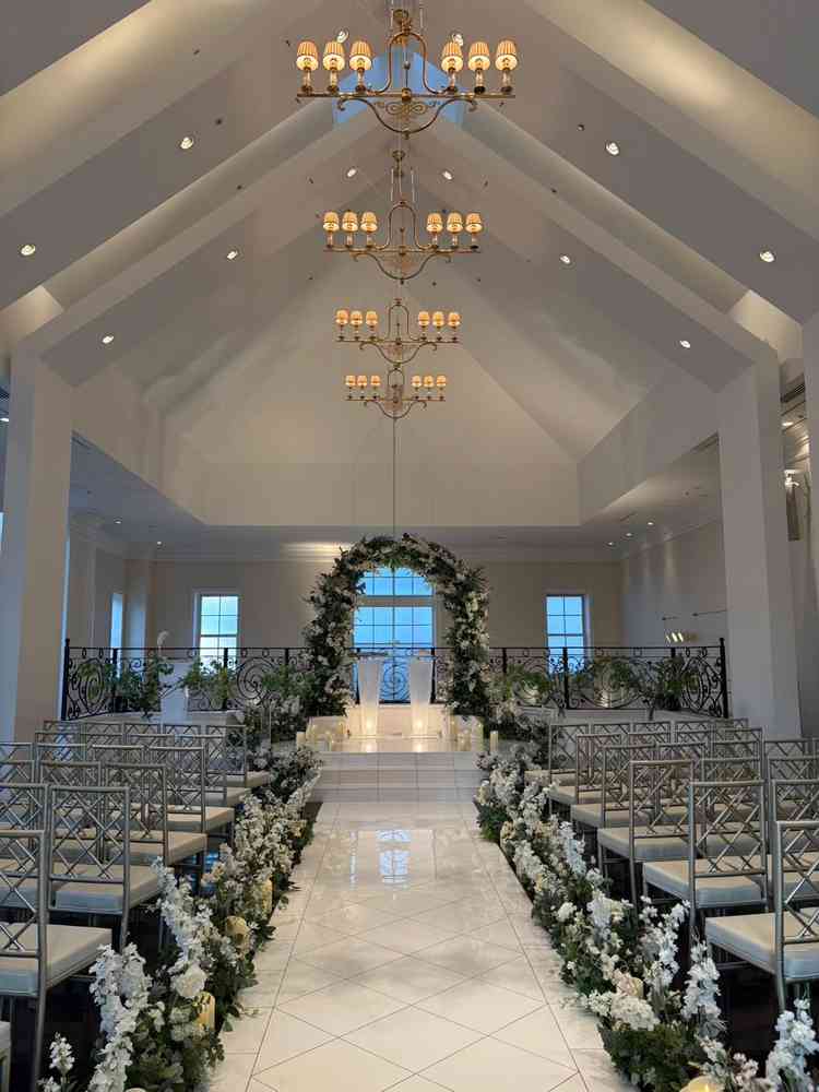 天井が高くて壁が白いため広く感じます。ちょうど良い広さでゲストとの距離感も近く素敵です。