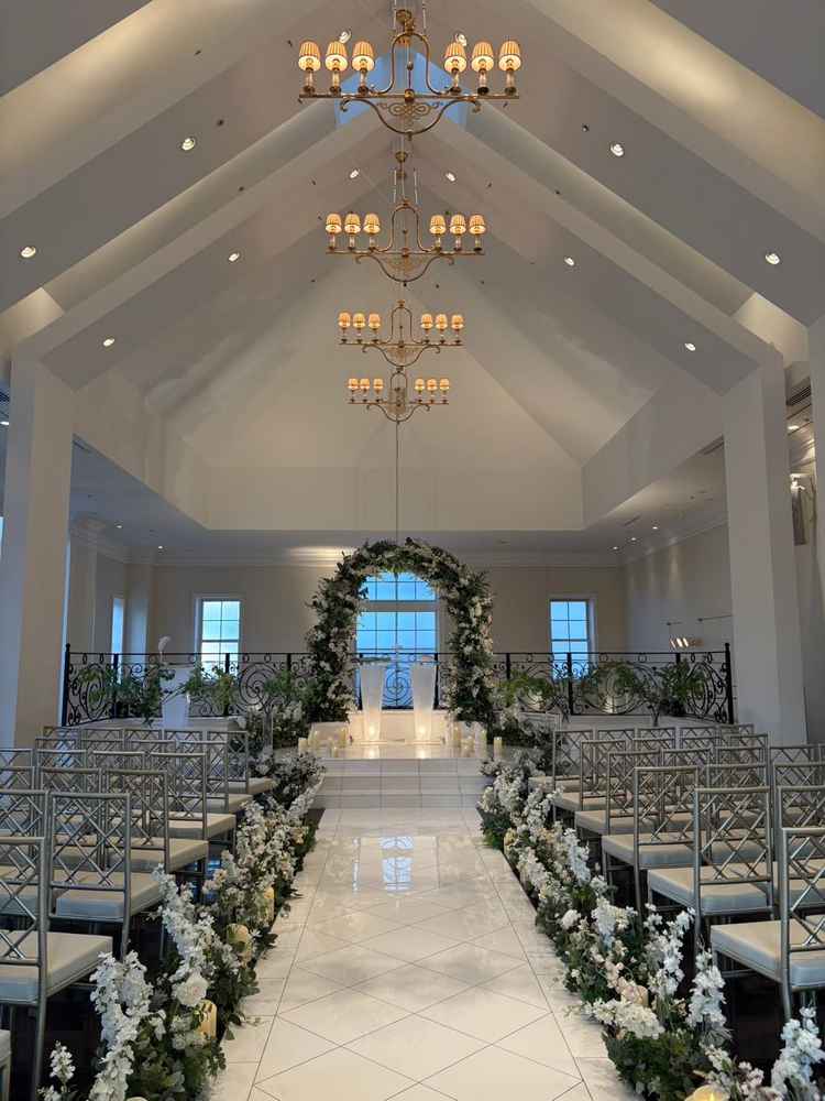 天井が高くて壁が白いため広く感じます。ちょうど良い広さでゲストとの距離感も近く素敵です。