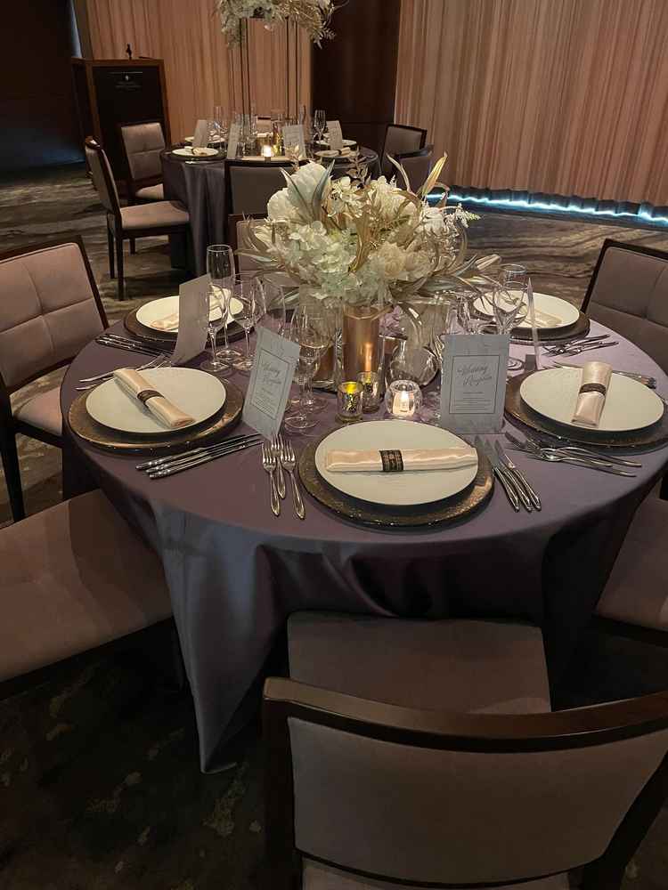 披露宴会場のテーブルセット
