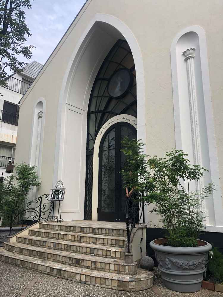 人通りが多い路地からまた一本入ったとこに突如として現れ、雰囲気のある協会だった。