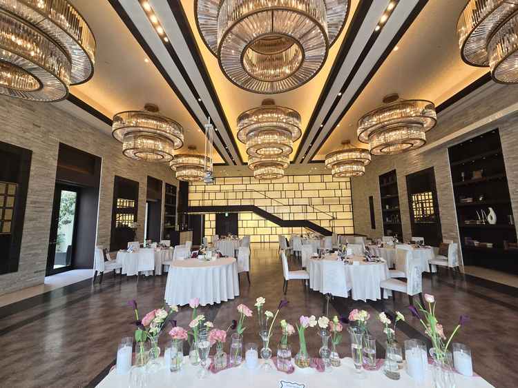 1つ目の披露宴会場。階段部のデザインが特徴的で、ライトアップされています。