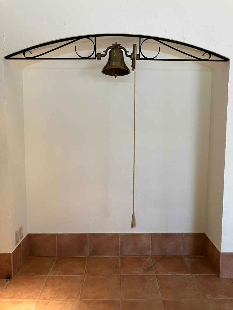 チャペルを出たところにある鐘。こちらもフォトスポットとのことです。