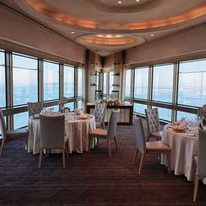 30名以内のみ利用可能な披露宴会場。先端部分のため福岡タワーやドームと見る場所によって景色が楽しめる