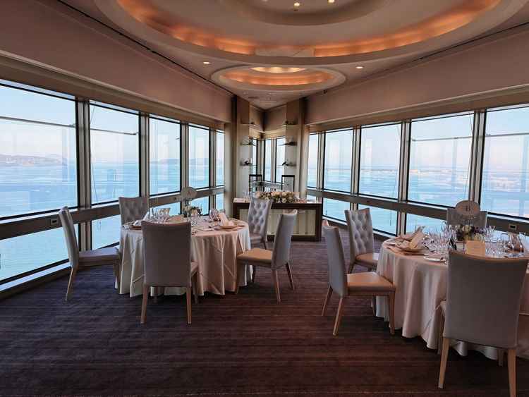 30名以内のみ利用可能な披露宴会場。先端部分のため福岡タワーやドームと見る場所によって景色が楽しめる