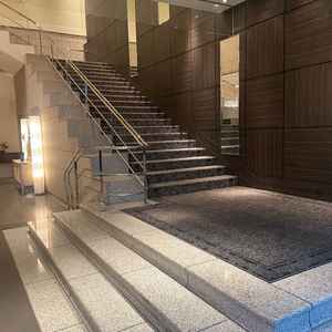 挙式後にゲストのもとへ降りてくる階段です。幅が広く壮大な演出ができると思いました。