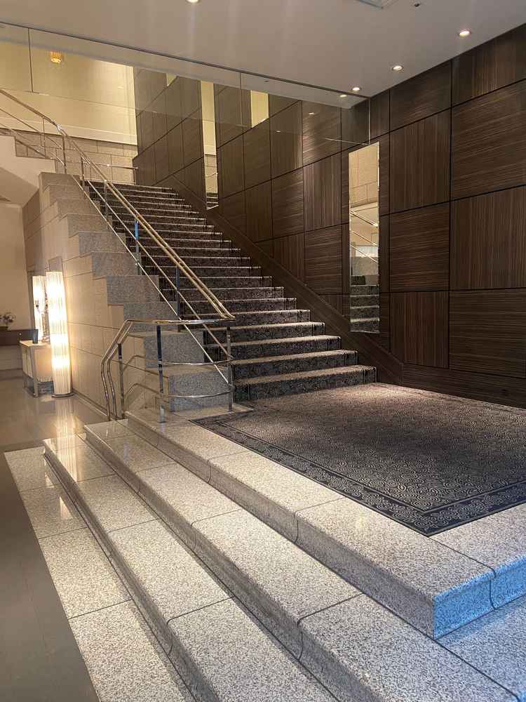 挙式後にゲストのもとへ降りてくる階段です。幅が広く壮大な演出ができると思いました。