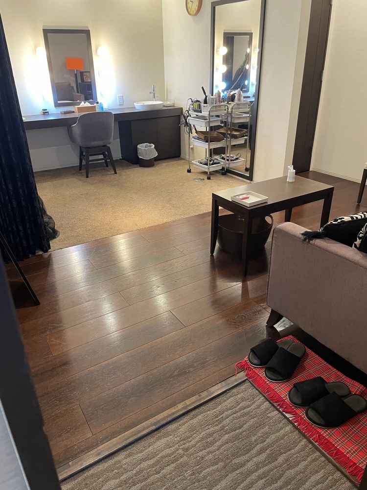 新郎新婦の控室。ファーストミート用にカーテンもある。