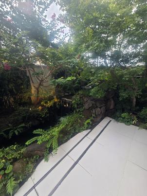 披露宴会場の横庭が和の雰囲気でよかった。