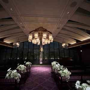 チャペルの写真。部屋が横長になっており、ゲストとの距離が近かなりそうな印象。