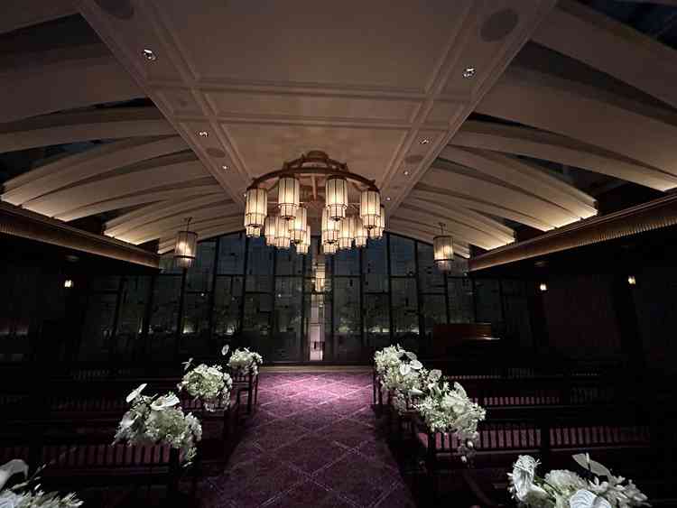 チャペルの写真。部屋が横長になっており、ゲストとの距離が近かなりそうな印象。