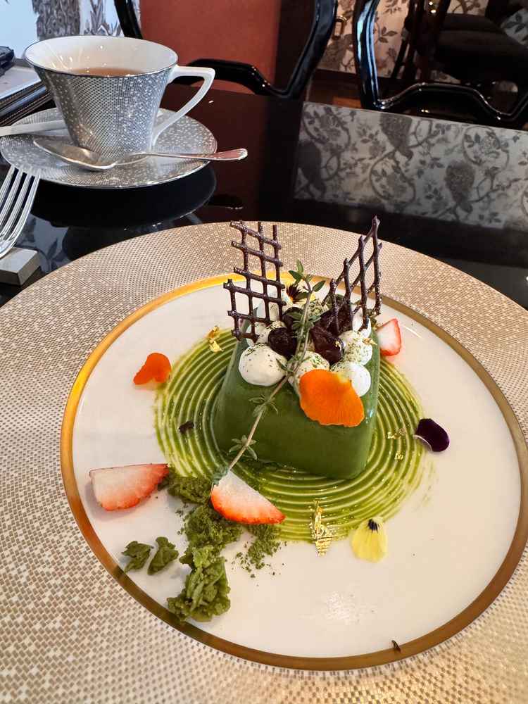 料理はどれも美味しかったですが、特にこのデザートは、有名パティシエが作ったかのような上質な味でした。