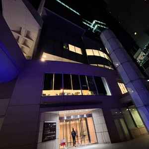 外観。高層ビルの中に位置する。