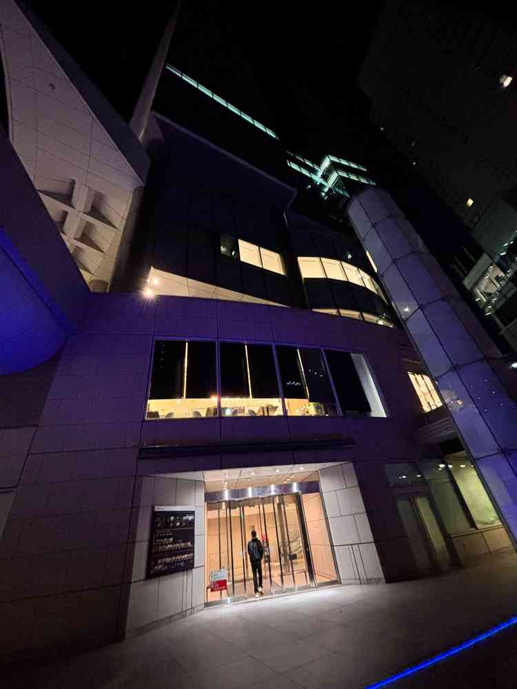 外観。高層ビルの中に位置する。