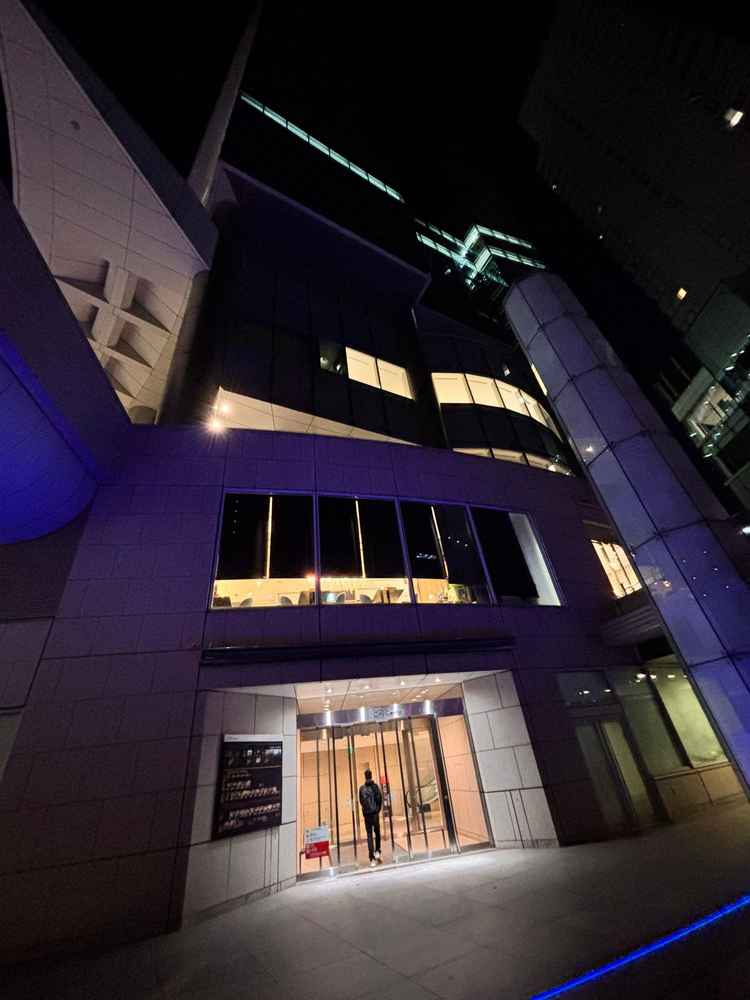 外観。高層ビルの中に位置する。