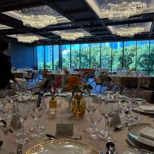 TIADで一番豪華な披露宴会場。圧倒的な煌めきと緑あふれる景色が感じられる。