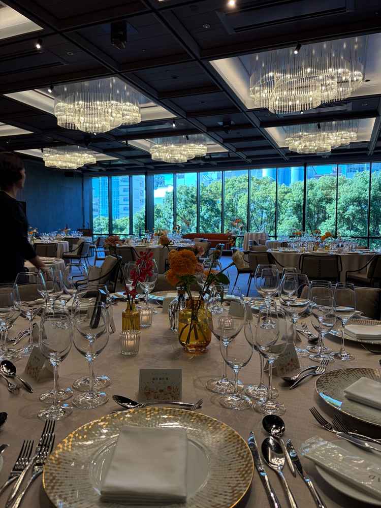 TIADで一番豪華な披露宴会場。圧倒的な煌めきと緑あふれる景色が感じられる。