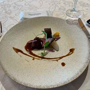 試食をいただきました。お肉はとても柔らかくて美味しかったです。付け合わせの地元野菜も美味しかったです