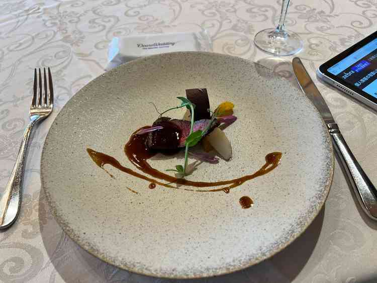 試食をいただきました。お肉はとても柔らかくて美味しかったです。付け合わせの地元野菜も美味しかったです