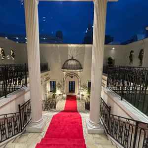 チャペルから出た後の写真。ブーケトスを実施する場所