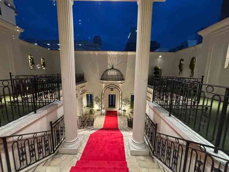 チャペルから出た後の写真。ブーケトスを実施する場所