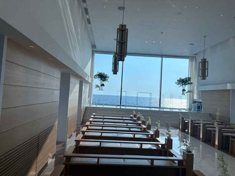 挙式会場から海が見えます。ロケーションが良くすごく明るかったです。事前に見ていた写真の数倍良いです。