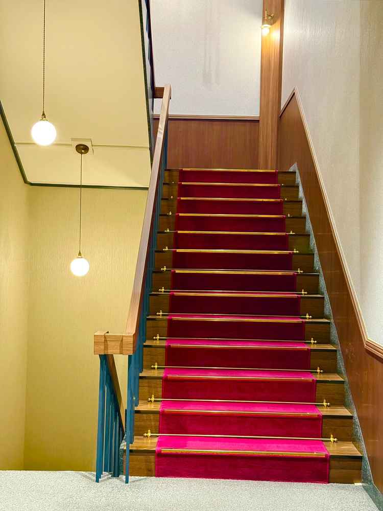 こちらの階段も名物フォトスポットだそうです。赤絨毯の上でドレスやタキシードが映えそうでした。
