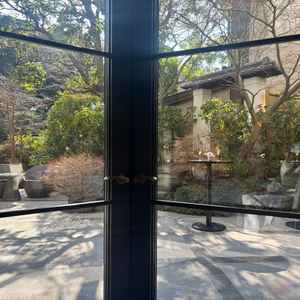 バンブーという披露宴会場から見える景色です。お庭が綺麗でフォトスポットとしても利用できます