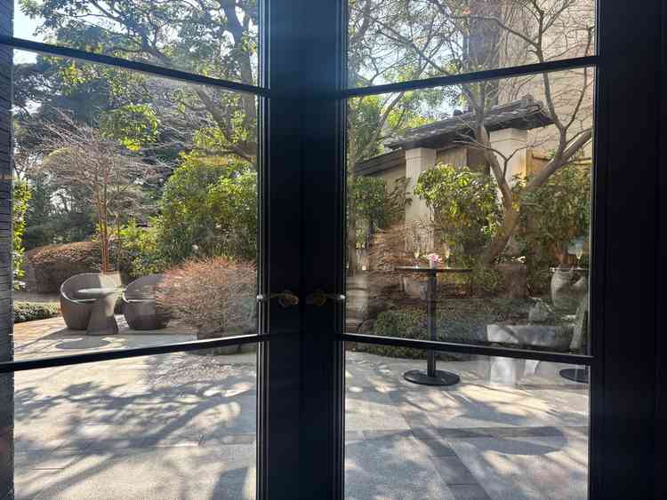 バンブーという披露宴会場から見える景色です。お庭が綺麗でフォトスポットとしても利用できます