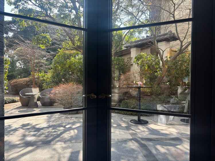 バンブーという披露宴会場から見える景色です。お庭が綺麗でフォトスポットとしても利用できます