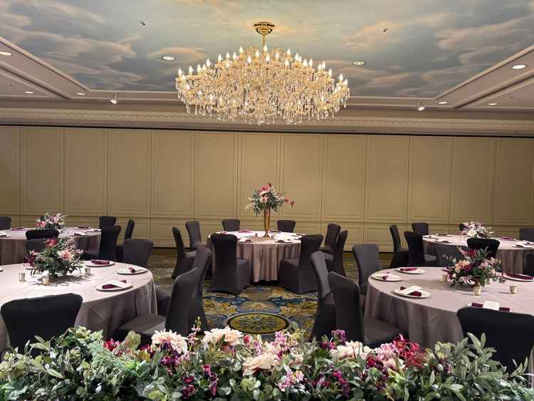 楓の会場の、新郎新婦の席から見た光景。会場が横長なので、どの席も近く感じられて良かった。