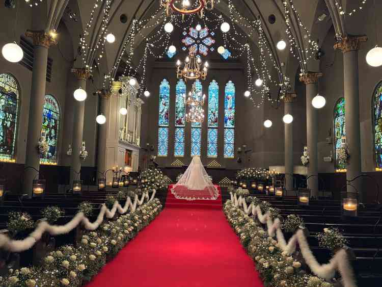 挙式会場です。ステンドグラスがどこから見ても綺麗に見えました。