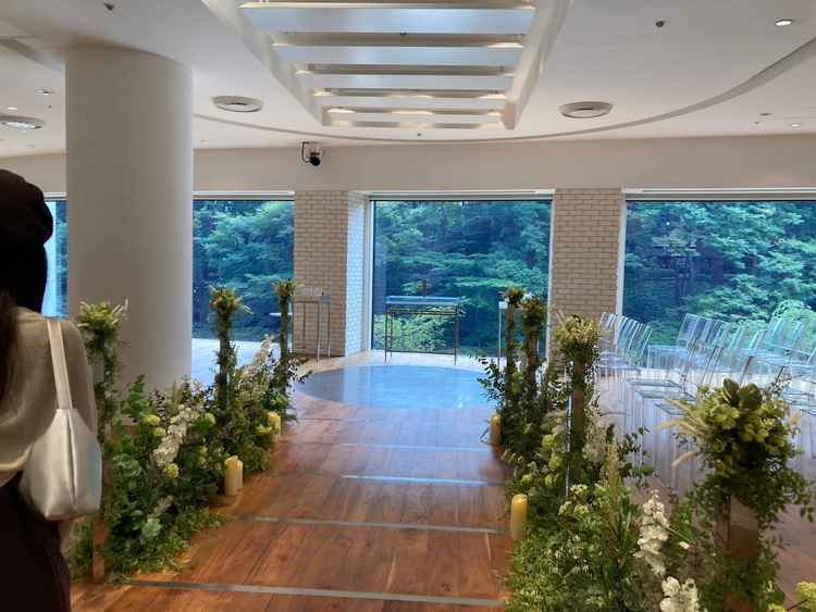 見学した2つのチャペルの内のサンライズガーデン。透明感溢れる雰囲気で晴れた日には凄く良い式になりそう