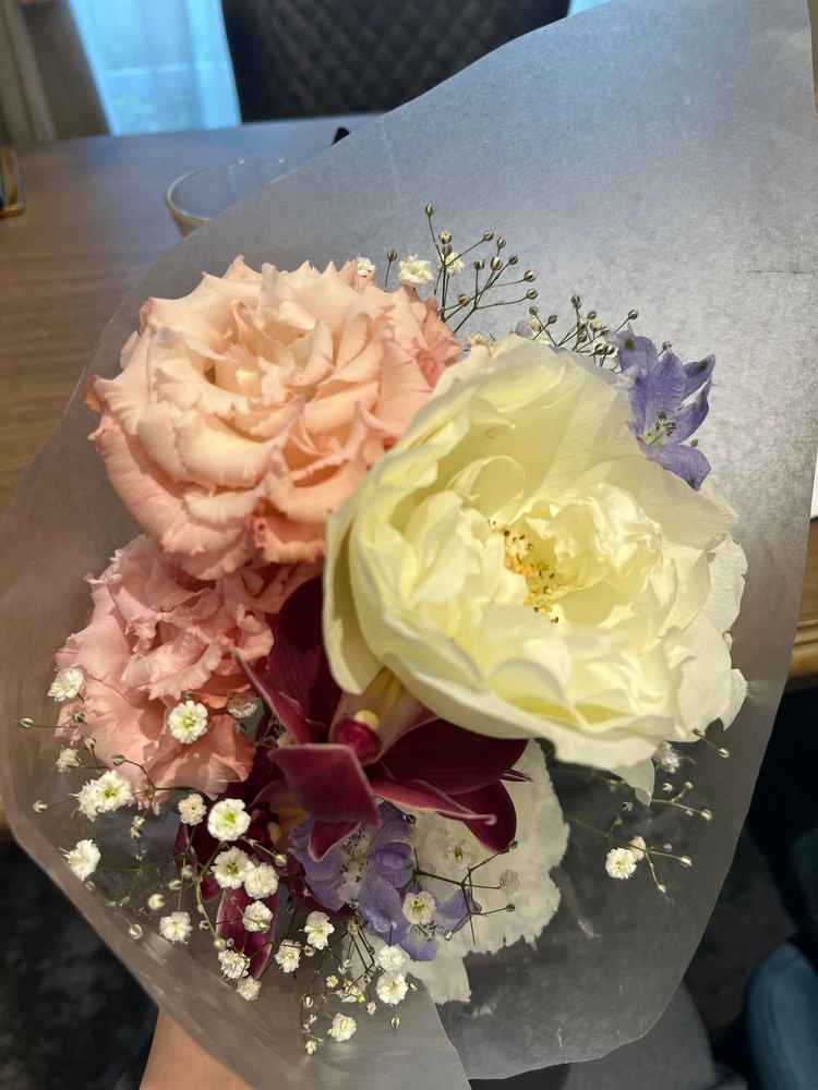 サプライズでお花をいただいた。お花を持ってチャペルを見学した