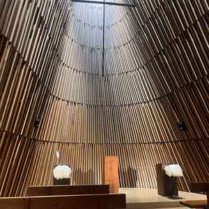 チャペルは斬新さと、木の温かさがあり、今まで見た中で1番に近いです。