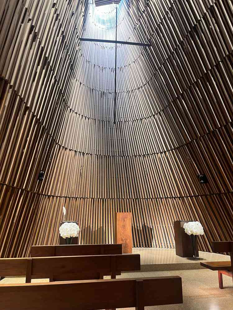 チャペルは斬新さと、木の温かさがあり、今まで見た中で1番に近いです。