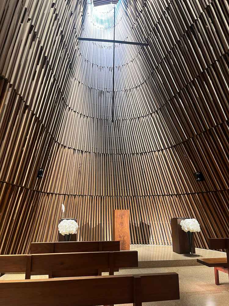 チャペルは斬新さと、木の温かさがあり、今まで見た中で1番に近いです。