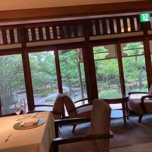 食事会場から庭園を見わたせる。また、食事会場の雰囲気は歴史と伝統を感じることができて落ち着いた印象。